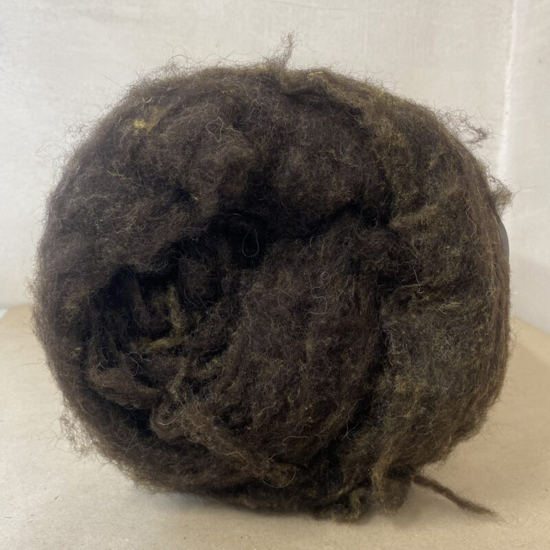 Naturaliai juoda tirolio vilna su čederio priemaišom 1.4 kg.